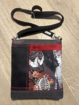 "Flickenwerk II/5" (schwarz-rot) - HEXENMOTIV - Designerstoff von Alexander Henry